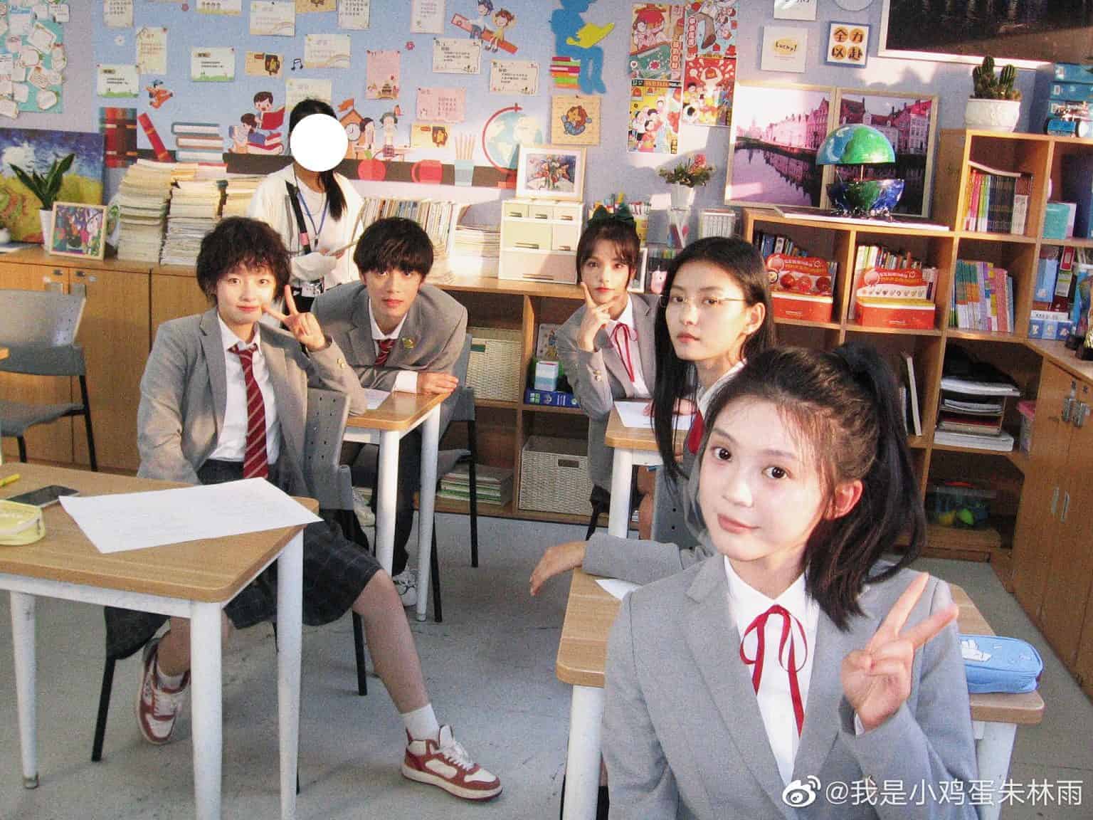 Wu Hai, Sun Meilin, Zhu Linyu Telah Selesaikan Syuting Drama "She Is Still Cute Today" Zhu Linyu dan studio Wu Hai bagikan foto baru dengan para pemain drama remaja "She Is Still Cute Today / 今天的她也是如此可爱" saat mereka menyelesaikan syutingnya. Wu Hai, Sun Meilin, Zhu Linyu Telah Selesaikan Syuting Drama "She Is Still Cute Today"