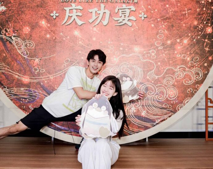 Wu Lei, Zhao Lusi & Lainnya Reunian Kembali Untuk Perayaan Drama “Love Like The Galaxy" Jalur VIP drama romansa sejarah "Love Like The Galaxy / 星汉灿烂·月升沧海" sudah bertemu ending semalam, para pemerannya Wu Lei, Zhao Lusi, Guo Tao, Zeng Li, Li Yunrui, Yu Chengen, Zhang Yue, Wang Ziwei, Wang Zhuocheng, Sha Baoliang, Gao Han dan lainnya kembali reunian untuk perayaan kemarin. Wu Lei, Zhao Lusi & Lainnya Reunian Kembali Untuk Perayaan Drama “Love Like The Galaxy"