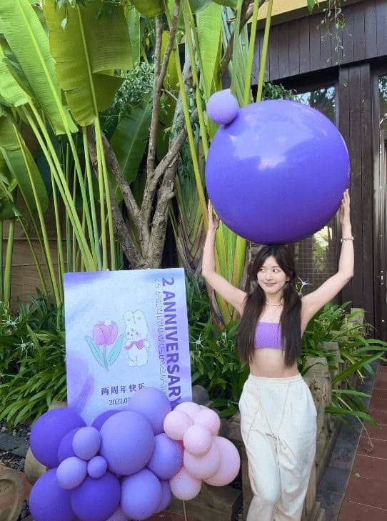 Zhao Lusi Rayakan Ulang Tahun Ke-2 Studionya Untuk merayakan ulang tahun kedua sejak studionya berdiri, Zhao Lusi membawa para staf ke Yunnan, Tiongkok untuk merayakannya. Zhao Lusi Rayakan Ulang Tahun Ke-2 Studionya