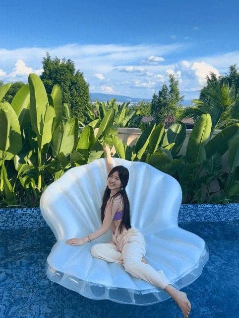 Zhao Lusi Rayakan Ulang Tahun Ke-2 Studionya Untuk merayakan ulang tahun kedua sejak studionya berdiri, Zhao Lusi membawa para staf ke Yunnan, Tiongkok untuk merayakannya. Zhao Lusi Rayakan Ulang Tahun Ke-2 Studionya