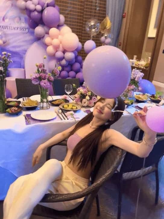 Zhao Lusi Rayakan Ulang Tahun Ke-2 Studionya Untuk merayakan ulang tahun kedua sejak studionya berdiri, Zhao Lusi membawa para staf ke Yunnan, Tiongkok untuk merayakannya. Zhao Lusi Rayakan Ulang Tahun Ke-2 Studionya