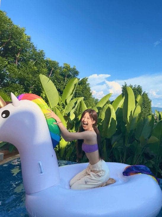 Zhao Lusi Rayakan Ulang Tahun Ke-2 Studionya Untuk merayakan ulang tahun kedua sejak studionya berdiri, Zhao Lusi membawa para staf ke Yunnan, Tiongkok untuk merayakannya. Zhao Lusi Rayakan Ulang Tahun Ke-2 Studionya