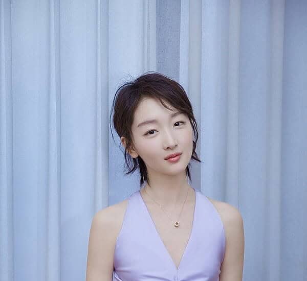 Biodata dan Profil Aktris Zhou Dong Yu / 周冬雨