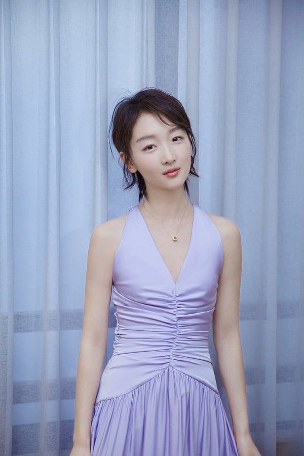 Biodata dan Profil Aktris Zhou Dong Yu / 周冬雨 Zhou Dong Yu adalah aktris muda Tiongkok yang sedang naik daun, yang mendapatkan pengakuan setelah tampil dalam film Zhang Yimou "Under the Hawthorn Tree". Dia berasal dari Provinsi Hebei dan tidak memiliki pengalaman akting sebelum mengambil peran tersebut. Biodata dan Profil Aktris Zhou Dong Yu / 周冬雨