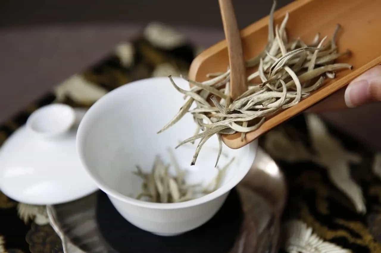 Manfaat dan Jenis Teh Putih (白茶) – Teh Tradisional Tiongkok Yang Terkenal Teh putih termasuk jenis teh Tiongkok yang difermentasi mikro. Manfaat dan Jenis Teh Putih (白茶) – Teh Tradisional Tiongkok Yang Terkenal