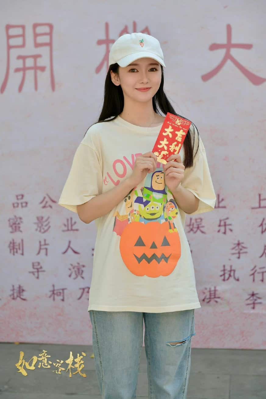 1 Tahun Lebih Hiatus, Huang Junjie Comeback Lewat Drama Kostum "Ruyi Inn" Akhirnya comeback setelah satu tahun lebih hiatus, Huang Junjie bintangi drama romansa historical "Ruyi Inn / 如意客栈" yang dibintanginya bersama Wang Yaqi, Ke Naiyou, Guo Jing, Li Zhouyang, Wang Yitian, Quan Peilun dan lainnya. 1 Tahun Lebih Hiatus, Huang Junjie Comeback Lewat Drama Kostum "Ruyi Inn"