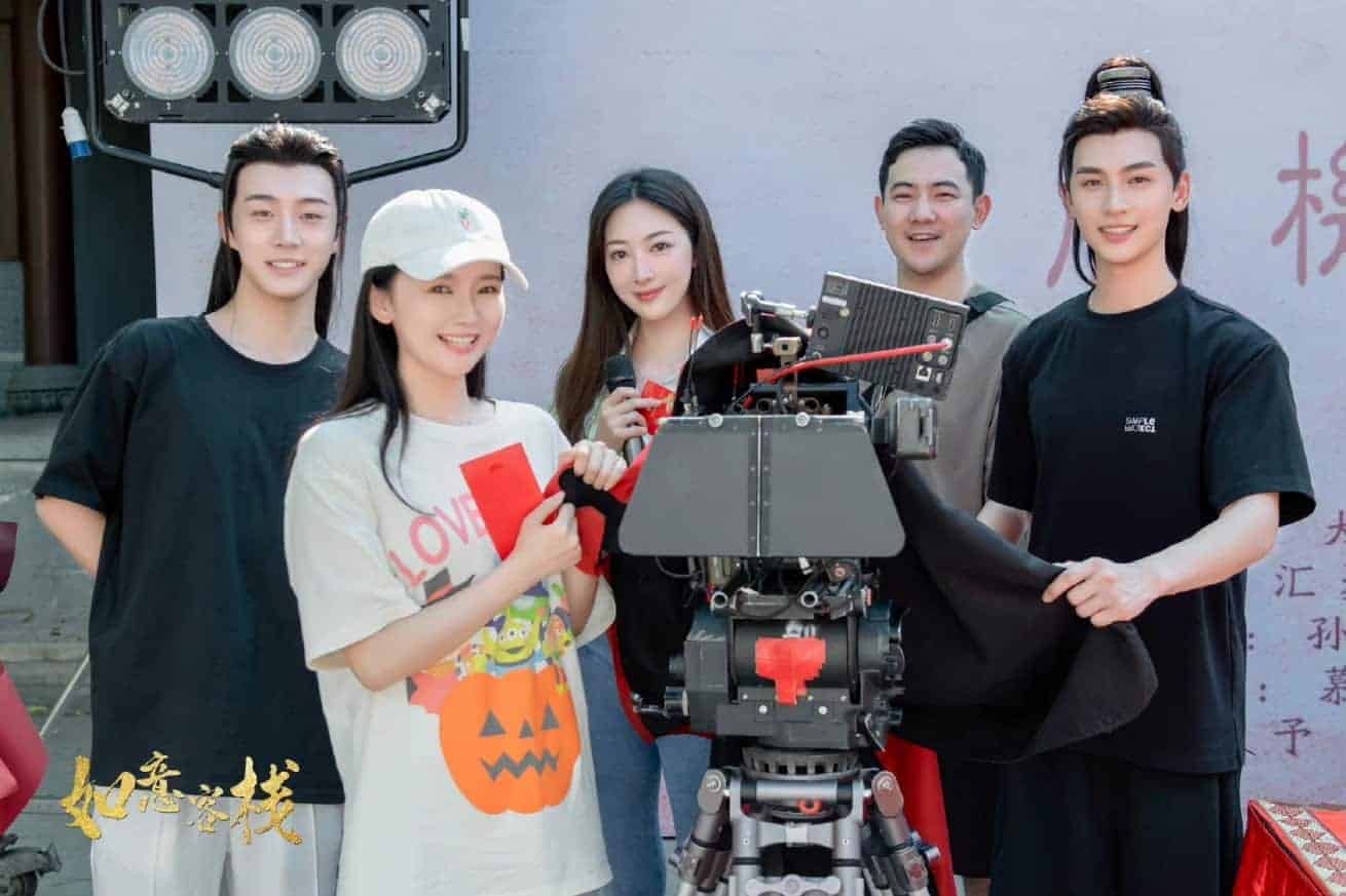 1 Tahun Lebih Hiatus, Huang Junjie Comeback Lewat Drama Kostum "Ruyi Inn" Akhirnya comeback setelah satu tahun lebih hiatus, Huang Junjie bintangi drama romansa historical "Ruyi Inn / 如意客栈" yang dibintanginya bersama Wang Yaqi, Ke Naiyou, Guo Jing, Li Zhouyang, Wang Yitian, Quan Peilun dan lainnya. 1 Tahun Lebih Hiatus, Huang Junjie Comeback Lewat Drama Kostum "Ruyi Inn"