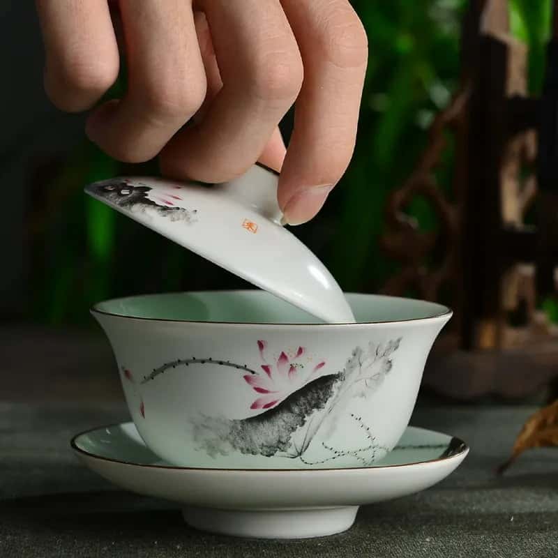 Cara Menyeduh Teh Oolong (乌龙茶) Dengan Gaiwan (盖碗) Cara menyeduh teh oolong dengan gaiwan sangat cocok untuk teh Wuyi oolong, seperti Da Hong Pao. Cara Menyeduh Teh Oolong (乌龙茶) Dengan Gaiwan (盖碗)