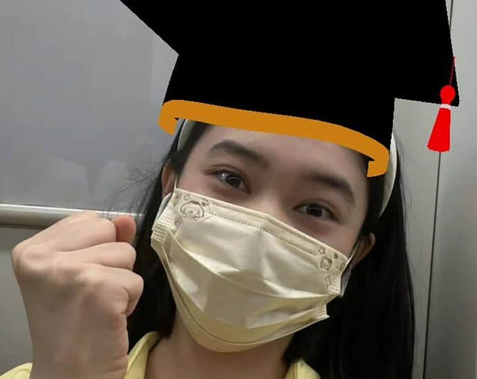 Ni Kexin Rayakan Kelulusannya Dari Universitas Tamkang Ni Kexin 倪珂欣 merayakan kelulusannya saat ia mendapatkan gelar Bachelor of Arts dalam sastra Tiongkok dari Universitas Tamkang. Tionghoa Org -Ni Kexin Rayakan Kelulusannya Dari Universitas Tamkang - 1