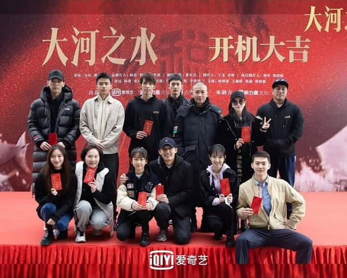 Bintangi Drama Bareng, Nie Yuan & Yang Rong Terlihat Menghadiri Upacara Syuting Drama “大河之水 / River Of Water” telah menggelar upacara syutingnya beberapa hari lalu. Tionghoa Org -Bintangi Drama Bareng, Nie Yuan & Yang Rong Terlihat Menghadiri Upacara Syuting - 3