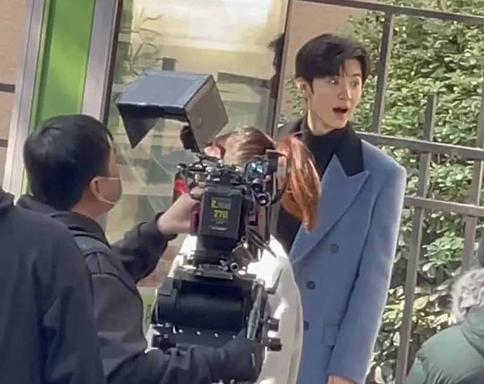 Chen Zheyuan & Shen Yue Saat Syuting Drama Romansa Fantasi “Mr. Bad” Chen Zheyuan & Shen Yue terlihat sedang syuting untuk drama romansa fantasi “Mr.Bad / 我的反派男友”. Tionghoa Org -Chen Zheyuan & Shen Yue Saat Syuting Drama Romansa Fantasi “Mr. Bad” - 1
