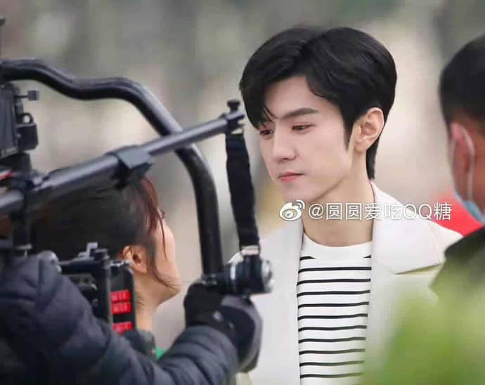 Chen Zheyuan & Shen Yue Terlihat Syuting Drama Romansa Fantasi “Mr. Bad” Chen Zheyuan & Shen Yue terlihat kembali syuting untuk drama romansa fantasi “Mr.Bad / 我的反派男友” setelah sebelumnya sempat terhenti dan menjalani karantina. Tionghoa Org - Chen Zheyuan & Shen Yue Terlihat Syuting Drama Romansa Fantasi “Mr. Bad” - 0