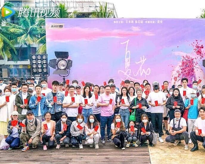 Jerry Yan & Xu Ruohan Terlihat Hadiri Upacara Syuting Drama “Xia Hua” Terpaut jarak usia 21 tahun, Jerry Yan & Xu Ruohan dipasangkan dalam drama romansa “Xia Hua / 夏花” yang mengadakan upacara syutingnya beberapa hari lalu. Tionghoa Org -Jerry Yan & Xu Ruohan Terlihat Hadiri Upacara Syuting Drama “Xia Hua” - 4
