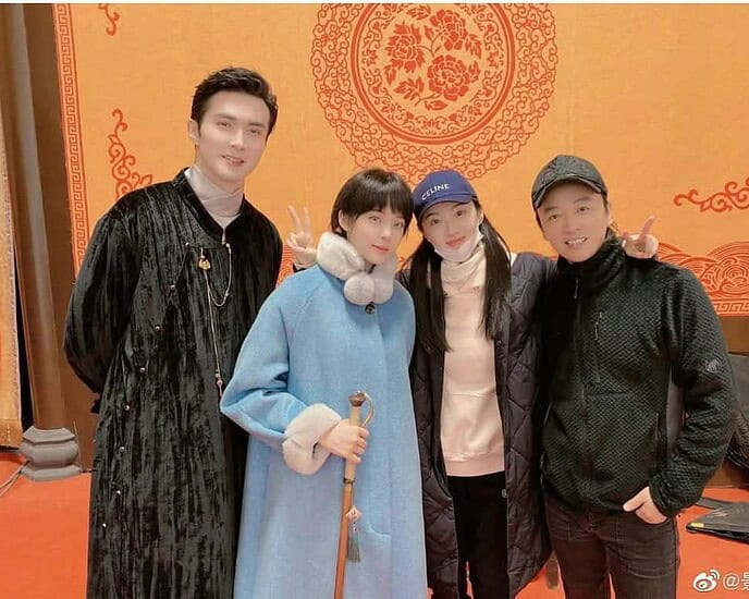 Tionghoa Org - Jing Tian Bagikan Potretnya Mengunjungi Sutradara “Rattan” di Lokasi Syuting Drama “The Shadow” - 1