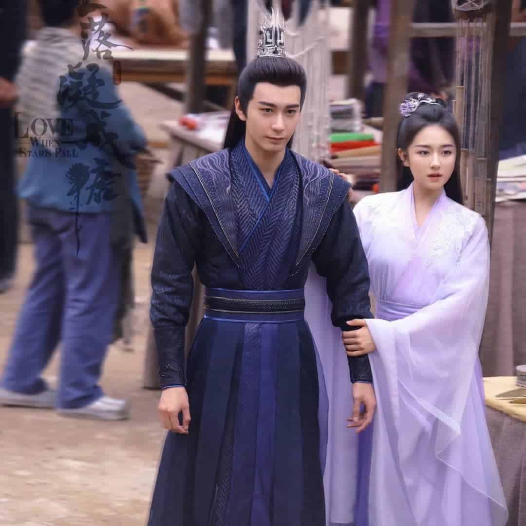Potret Chen Xingxu & Li Landi Saat Syuting Drama “Love When The Stars Fall” Chen Xingxu & Li Landi terlihat sedang syuting untuk drama romansa xianxia “Love When The Stars Fall / 星落凝成糖” Tionghoa Org - Potret Chen Xingxu & Li Landi Saat Syuting Drama “Love When The Stars Fall” - 1