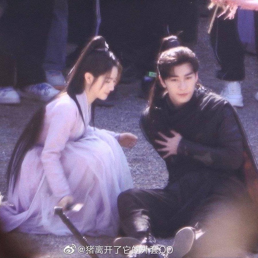 Potret Chen Xingxu & Li Landi Saat Syuting Drama “Love When The Stars Fall” Chen Xingxu & Li Landi terlihat sedang syuting untuk drama romansa xianxia “Love When The Stars Fall / 星落凝成糖” Tionghoa Org - Potret Chen Xingxu & Li Landi Saat Syuting Drama “Love When The Stars Fall” - 2