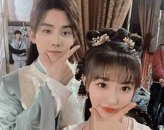 Potret Kong Xueer Bersama Pemeran Drama Tiongkok “Ming Mei Shan Qu” Kong Xueer bagikan potretnya bersama para pemeran drama “Ming Mei Shan Qu / 明媒善娶” yang dibintangi Ren Hao, Hu Dandan, Yu Ziyang, Wang Ziwei dan lainnya saat proses syuting drama mereka berakhir. Tionghoa Org - Potret Kong Xueer Bersama Pemeran Drama Tiongkok “Ming Mei Shan Qu” - 1