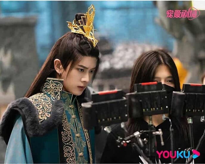 Ren Jialun & Dilraba Dilmurat Dalam Potret Dibalik Layar Drama Xianxia “The Blue Whisper” Drama romansa xianxia “The Blue Whisper / 与君初相识” yang dibintangi Ren Jialun, Dilraba Dilmurat, Xiao ShunYao, Hu Yixuan dan lainnya merilis potret dibalik layar. Tionghoa Org - Ren Jialun & Dilraba Dilmurat Dalam Potret Dibalik Layar Drama Xianxia “The Blue Whisper” - 1