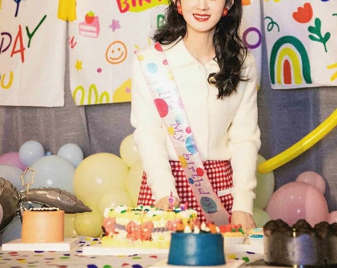 Tionghoa Org - Studio Zhao Liying Membagikan Potret Baru Saat Merayakan Ulang Tahunnya Ke-34 Hari ini - 1
