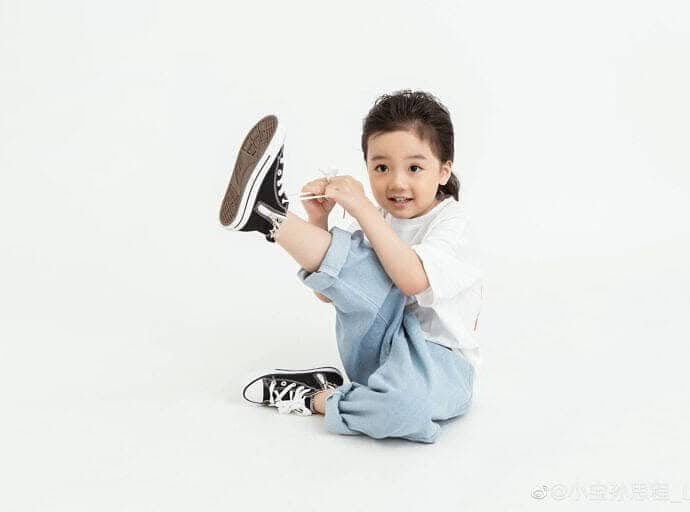 Sun Sicheng Semakin Menggemaskan Dalam Potret Barunya Lennon Sun Sicheng bagikan pemotretan barunya di akun Weibo. Tionghoa Org - Sun Sicheng Semakin Menggemaskan Dalam Potret Barunya - 2