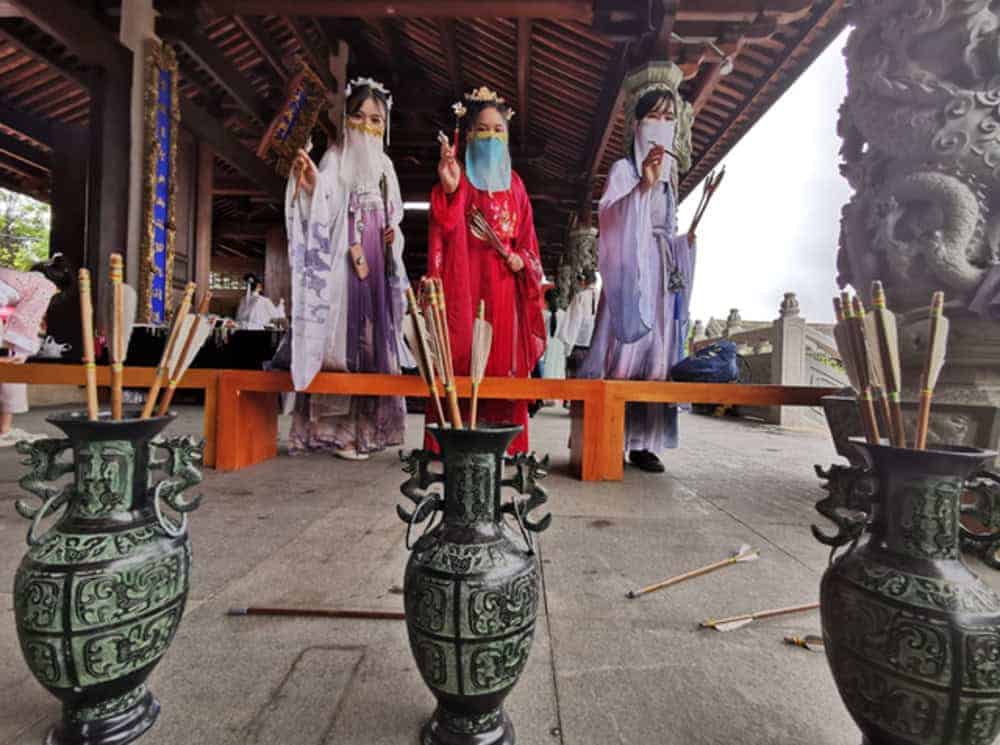 Touhu 投壶, Permainan Melempar Panah Tradisional Tiongkok Di serial TV hit "The Story of Minglan", ada permainan kecil yang populer di kalangan masyarakat saat itu, yang membangkitkan minat penonton. Permainan ini disebut Touhu. Tionghoa Org -Touhu 投壶, Permainan Melempar Panah Tradisional Tiongkok - 1