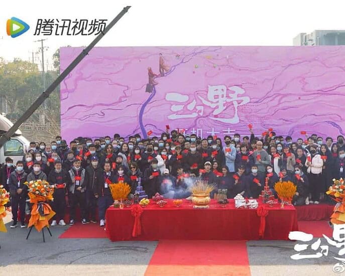 Vin Zhang & Janice Wu Terlihat Menghadiri Upacara Syuting Drama “三分野 / San Fen Ye” Baru-baru ini, Vin Zhang / Zhang Binbin dan Janice Wu / Wu Qian terlihat menghadiri upacara syuting untuk drama baru mereka yang berjudul “三分野 / San Fen Ye”. Tionghoa Org - Vin Zhang & Janice Wu Terlihat Menghadiri Upacara Syuting Drama “三分野 San Fen Ye” - 3