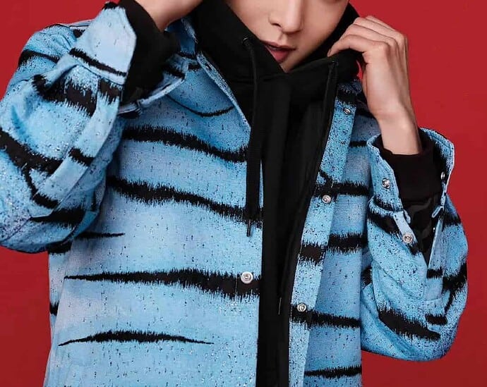 Zhang Yixing, Guan Xiaotong, WinWin & Jin Jing Dalam Pemotretan Untuk Merek Valentino Valentino bagikan pemotretannya bersama Zhang Yixing, Guan Xiaotong, WinWin / Dong Sicheng, Jin Jing untuk edisi tahun baru Imlek. Tionghoa Org - Zhang Yixing, Guan Xiaotong, WinWin & Jin Jing Dalam Pemotretan Untuk Merek Valentino - 1