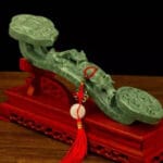 Tongkat Giok Ruyi - 如意 Ruyi (Hanzi: 如意, Pinyin: Rúyì) adalah harta karun kerajinan tradisional Tiongkok. Tongkat Giok Ruyi - 如意