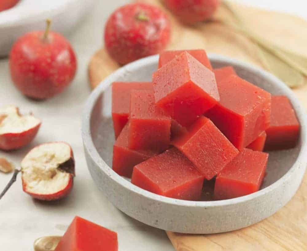 Mengenal Lebih Dekat Tentang Hawthorn (山楂 shan zha) Siapa sih yang tak kenal cemilan yang satu ini?Shanzhabing (Hanzi: 山楂饼, Pinyin: Shānzhā bǐng), terbuat dari bahan utama hawthorn berkualitas tinggi, dan dimurnikan melalui berbagai proses seperti pemilihan bahan, pembersihan, pengukusan, pemukulan, pembentukan, pengeringan, dan pengemasan. Mengenal Lebih Dekat Tentang Hawthorn (山楂 shan zha)