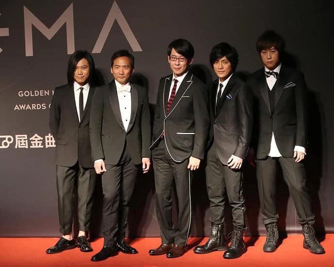 Teks Lagu Gigih (倔强 (Jue Jiang) dari Mayday (五月天 Wu Yue Tian)