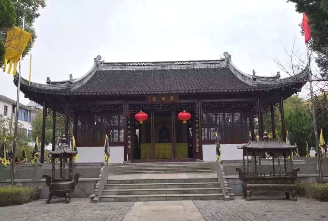 Meng Tian (蒙恬) : Penemu Kuas Hubi (湖笔) Awalnya kuas memiliki bulu yang mengelilingi tangkainya dan diikat dengan benang sutra atau bulu tersebut diselipkan ke dalam batang bambu yang dibelah (Gambar sebelah kiri). Kuil Meng Tian di Shan Lian