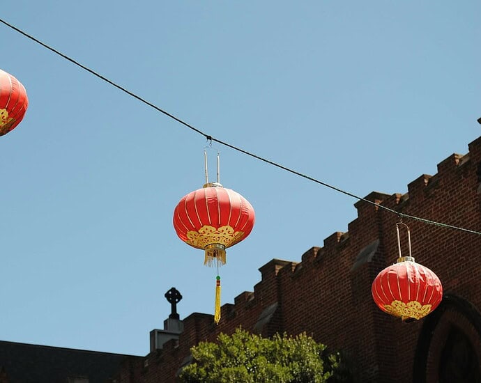 Bersikap Hormat dan Menghargai Orang Lain 我以为别人尊重我,是因为我很优秀。慢慢的我明白了,别人尊重我,是因为别人很优秀;优秀的人更懂得尊重别人。对人恭敬其实是在庄严你自己。 Bersikap Hormat dan Menghargai Orang Lain