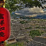 Jangan Tunda Kebaikan 一个人无法预料未来,所以不要延缓想过的生活,生命在瞬间变化无常,有许多事情,在你还不懂珍惜之前已成旧事,许多人在你来不及用心之前已成故人。我们老得太快却聪明得太慢,生命一直在前进,人生是没有回头路的。所以我们不要再等待,要争取今日。 Lijiang (丽江)) Tiongkok