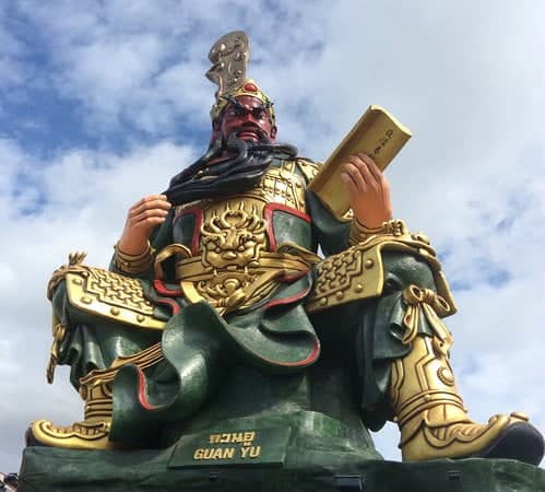 Dewa Guan Gong (關公) / Guan Sheng Di Jun (關聖帝君) Guan Gong (關公) adalah gelar kehormatan untuk Guan Yu (關羽), kemudian dipuja sebagai Guan Di. Guan Gong (關公) memiliki kharisma agung, jenggot panjang, wajah coklat gelap dan bibir merah tua. "Beliau memiliki mata seperti phoenix dan alis lebat baik seperti ulat sutra. Seluruh Penampilannya bermartabat dan menakjubkan." Dewa Guan Gong (關公) / Guan Sheng Di Jun (關聖帝君) di Thailand