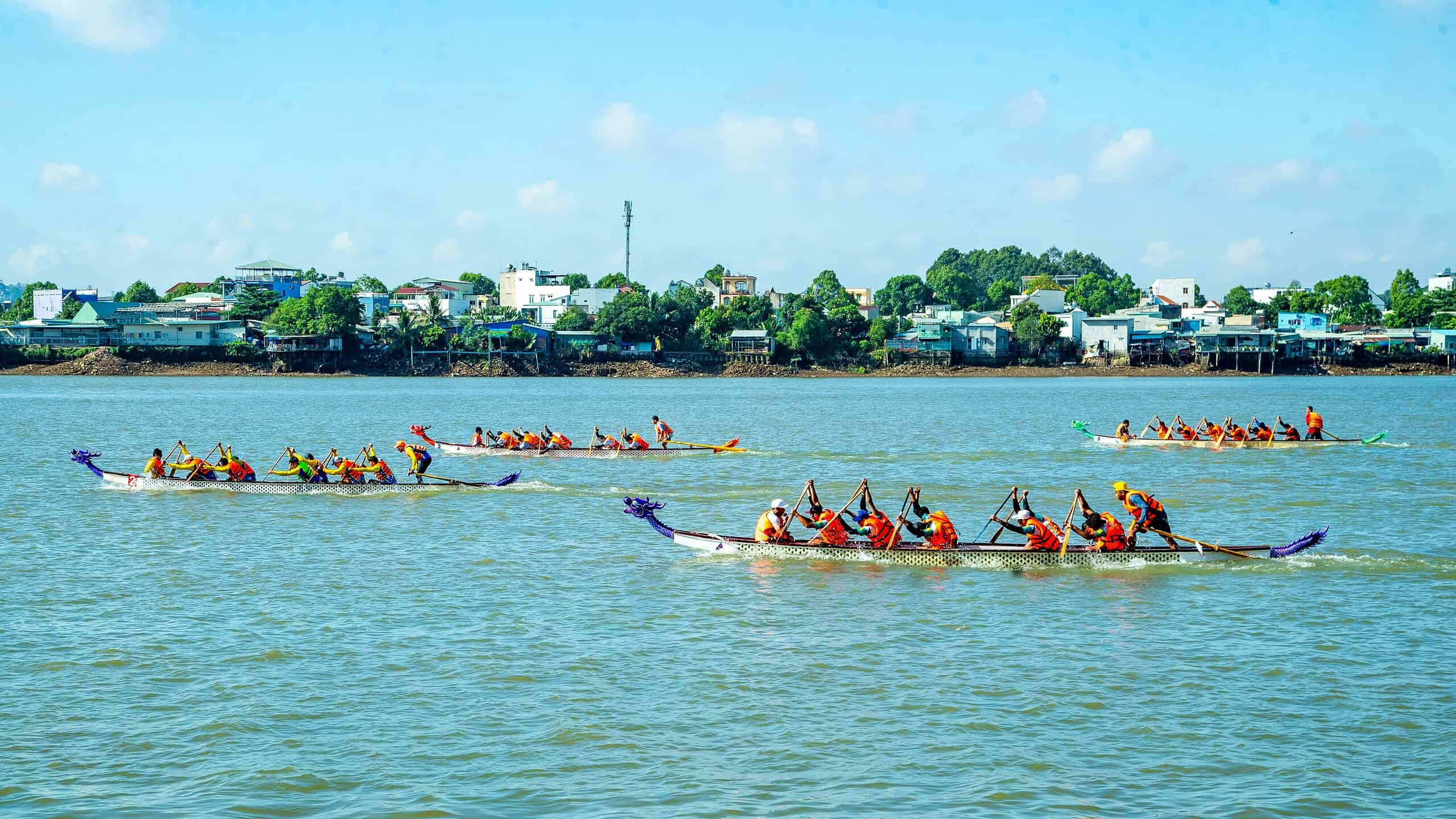 Perayaan Perahu Naga Perayaan perahu naga selalu menjadi simbol dalam semangat dan kebudayaan bangsa Tionghoa. Merupakan salah satu dari perayaan besar bangsa Tionghoa yang diadakan setiap tahun, dan saat ini bisa disaksikan dari seluruh penjuru dunia. Berpartisipasi dalam perayaan perahu naga, baik sebagai peserta ataupun penonton, merupakan sesuatu yang menyenangkan dan dapat dinikmati oleh setiap orang. Perayaan Perahu Naga